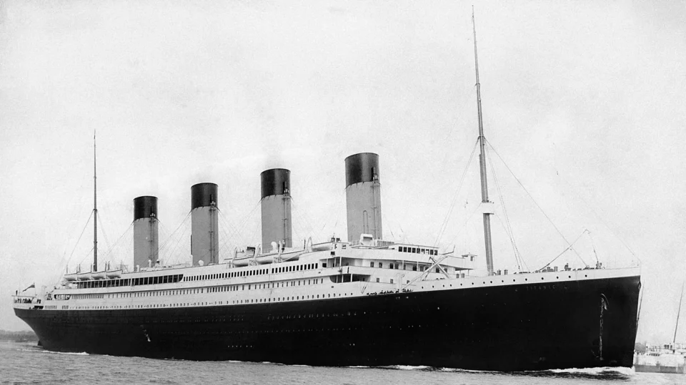 從南安普敦港出發的鐵達尼號(公有領域, 1912年4月10日拍攝)