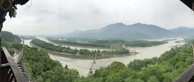 都江堰全景（https://commons.wikimedia.org/wiki/File:Dujiang_Weir.jpg）